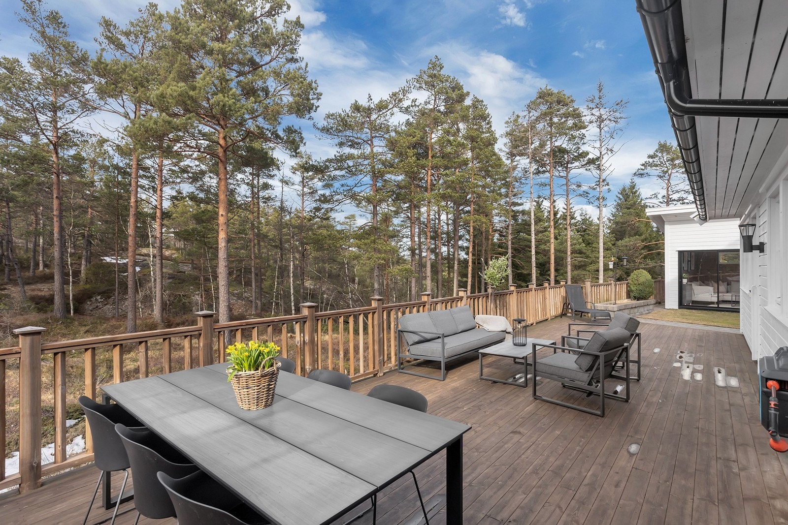 Stor solrik terrasse med god plass til utemøbler. Galleribilde