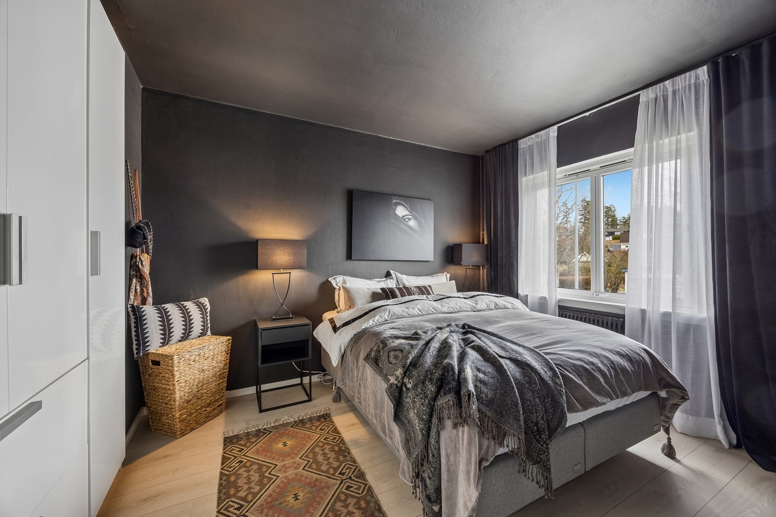 Rommet er holdt i en dempet fargepalett som innbyr til ro. Galleribilde