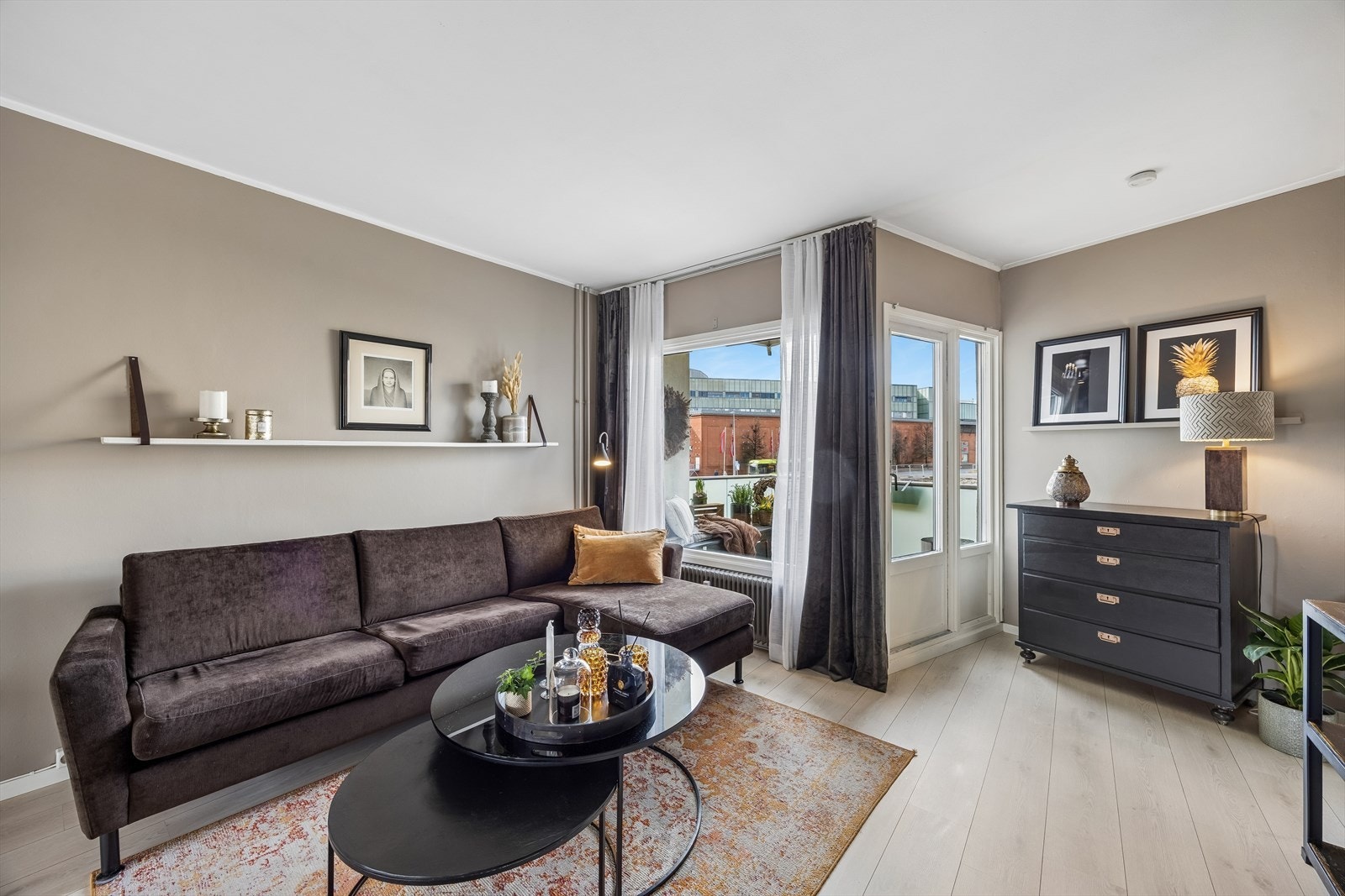 Fra stuen er det enkel adkomst til resten av leilighetens rom. Galleribilde