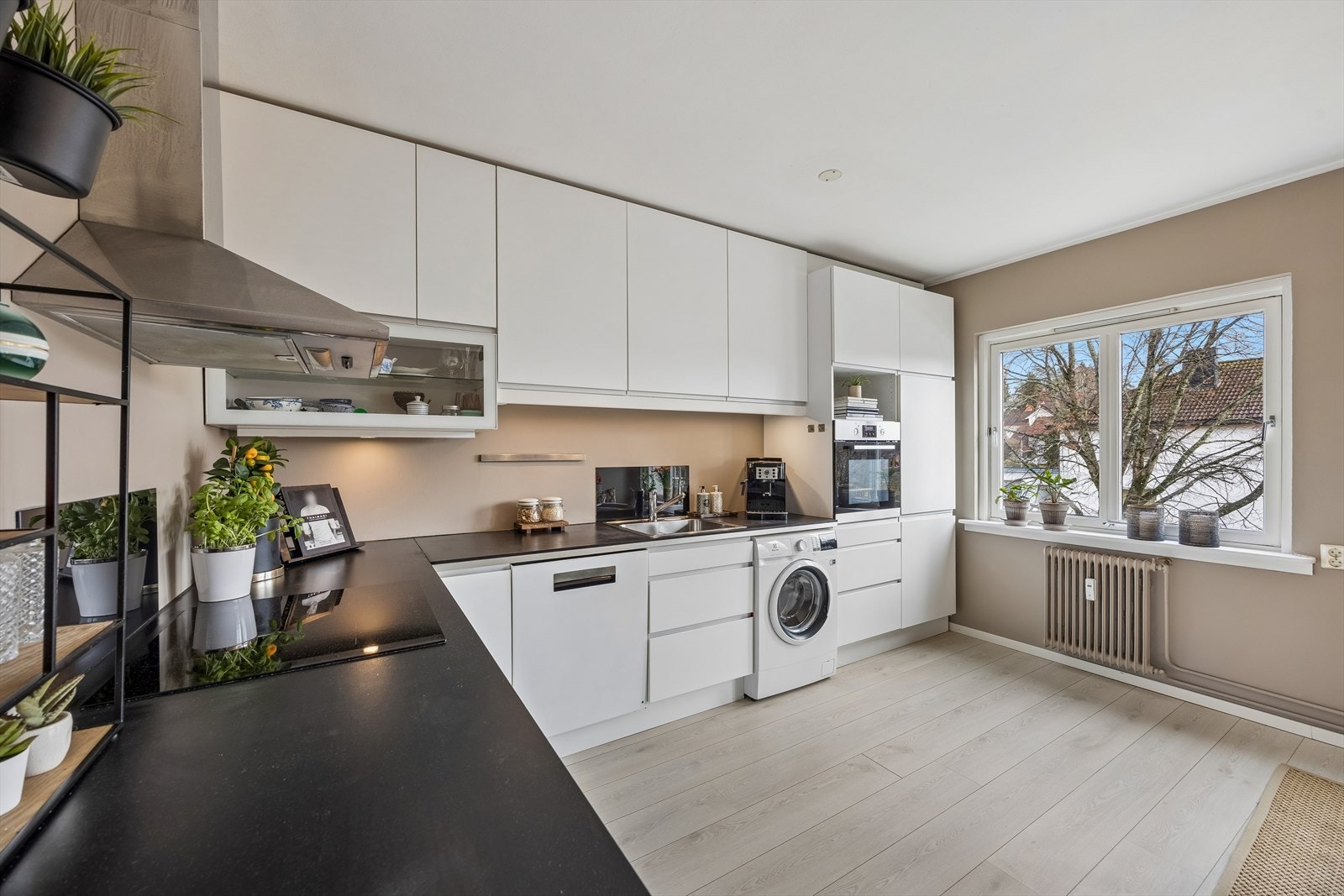 Kjøkkenet har en moderne innredning med slette fronter og laminerte benkeplater. Galleribilde