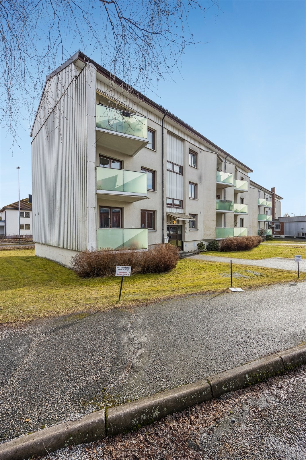 Beliggenheten i Ski sentrum gir deg et pulserende byliv rett utenfor døren, med kort vei til togstasjonen som tar deg til Oslo S på ca 12 minutter. Galleribilde