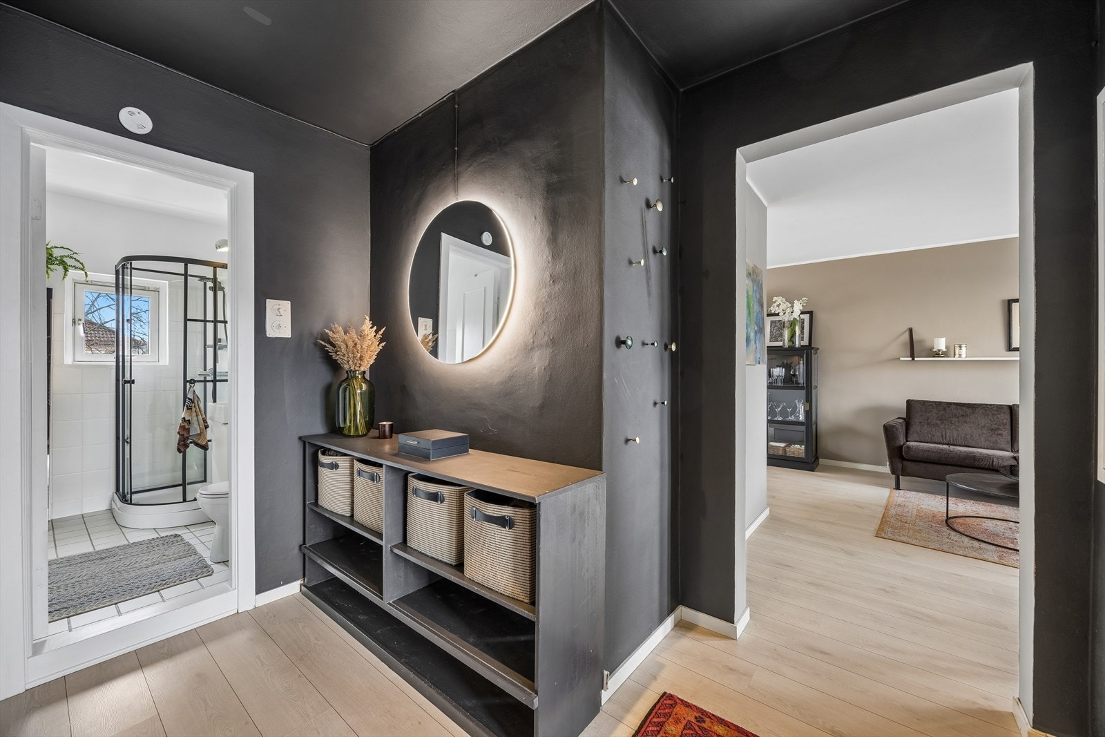 Entréen gir et godt førsteinntrykk og har adkomst til bad, soverom og stue. Galleribilde