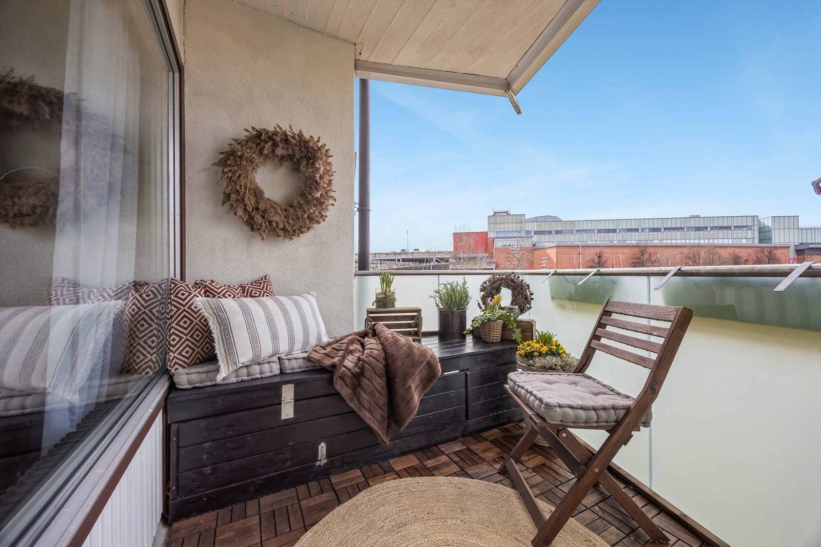 Balkongen har rekkverk i glass og metall, og er en fin forlengelse av stuen. Galleribilde