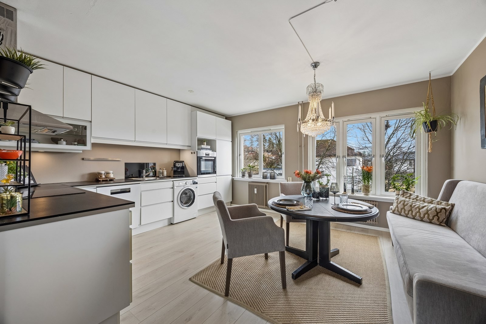 Spiseplassen er en naturlig del av allrommet, med plass til hyggelige måltider. Galleribilde