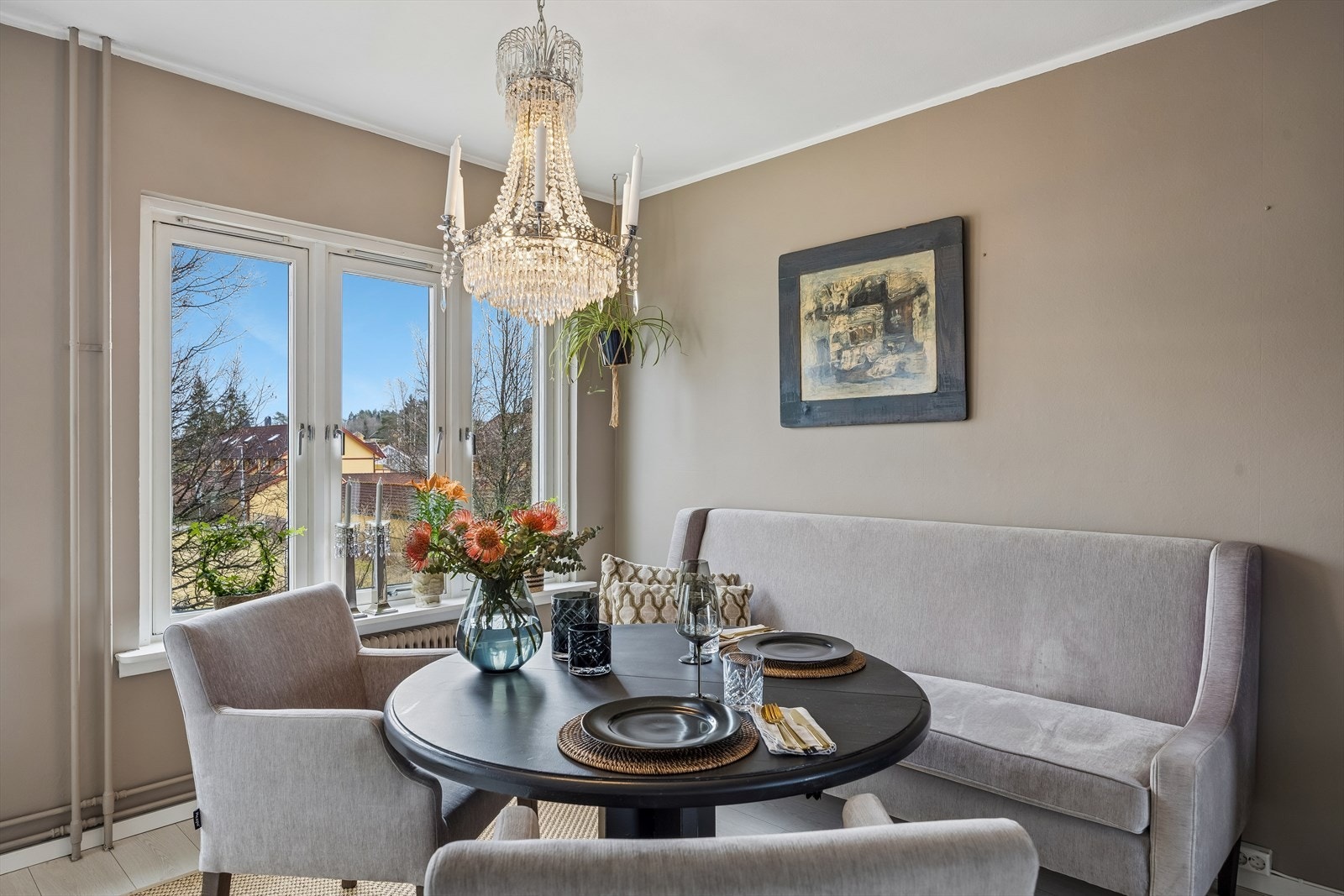 Vinduene i leiligheten er av malt treverk med tre-lags glass fra 1984. Galleribilde