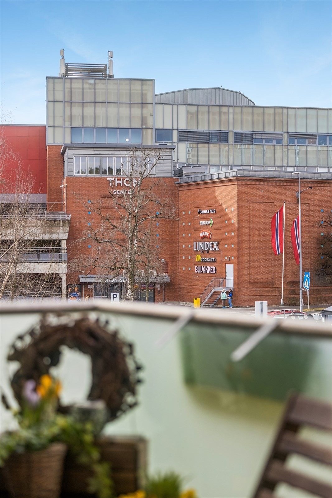 Fra balkongen ser du rett mot Ski Storsenter, som ligger kun 1 minutt gange unna med sitt rike utvalg av butikker og tjenester. Galleribilde