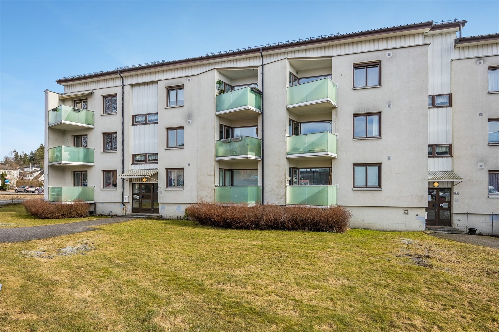 Leiligheten tilhører Sentrum Borettslag II. Garasjeplass, oppvarming og varmtvann er inkludert i fellesutgiftene. Galleribilde