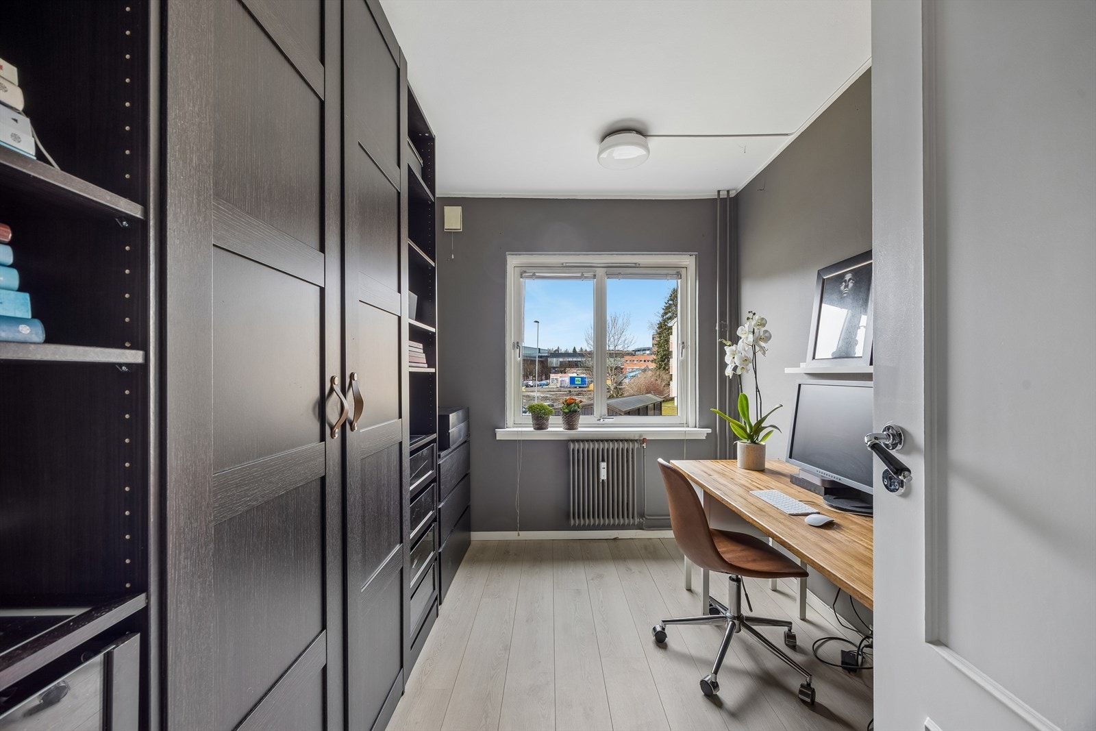 Det andre soverommet er i dag innredet som kontor og walk-in-closet. Galleribilde