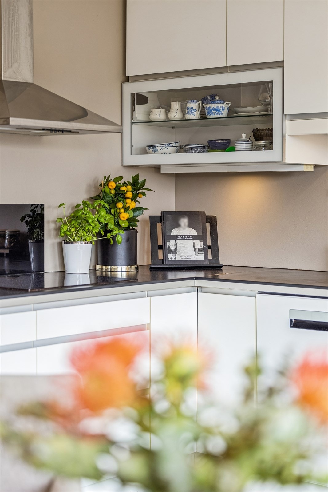 Kjøkkenet byr på rikelig med lagringsplass i overskap, benkeskap og to høyskap. Galleribilde