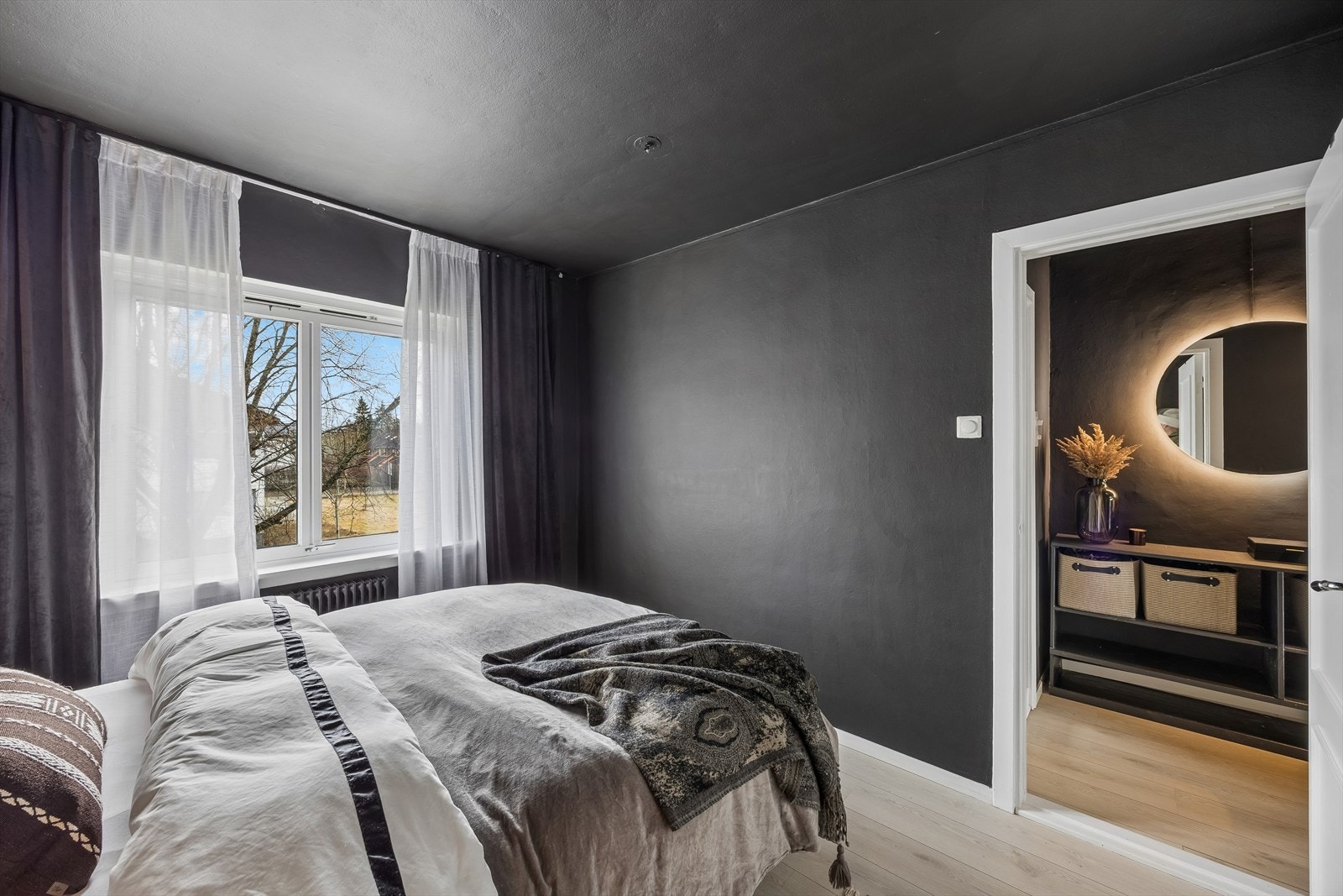 Leiligheten har to soverom. Her ser vi hovedsoverommet. Galleribilde