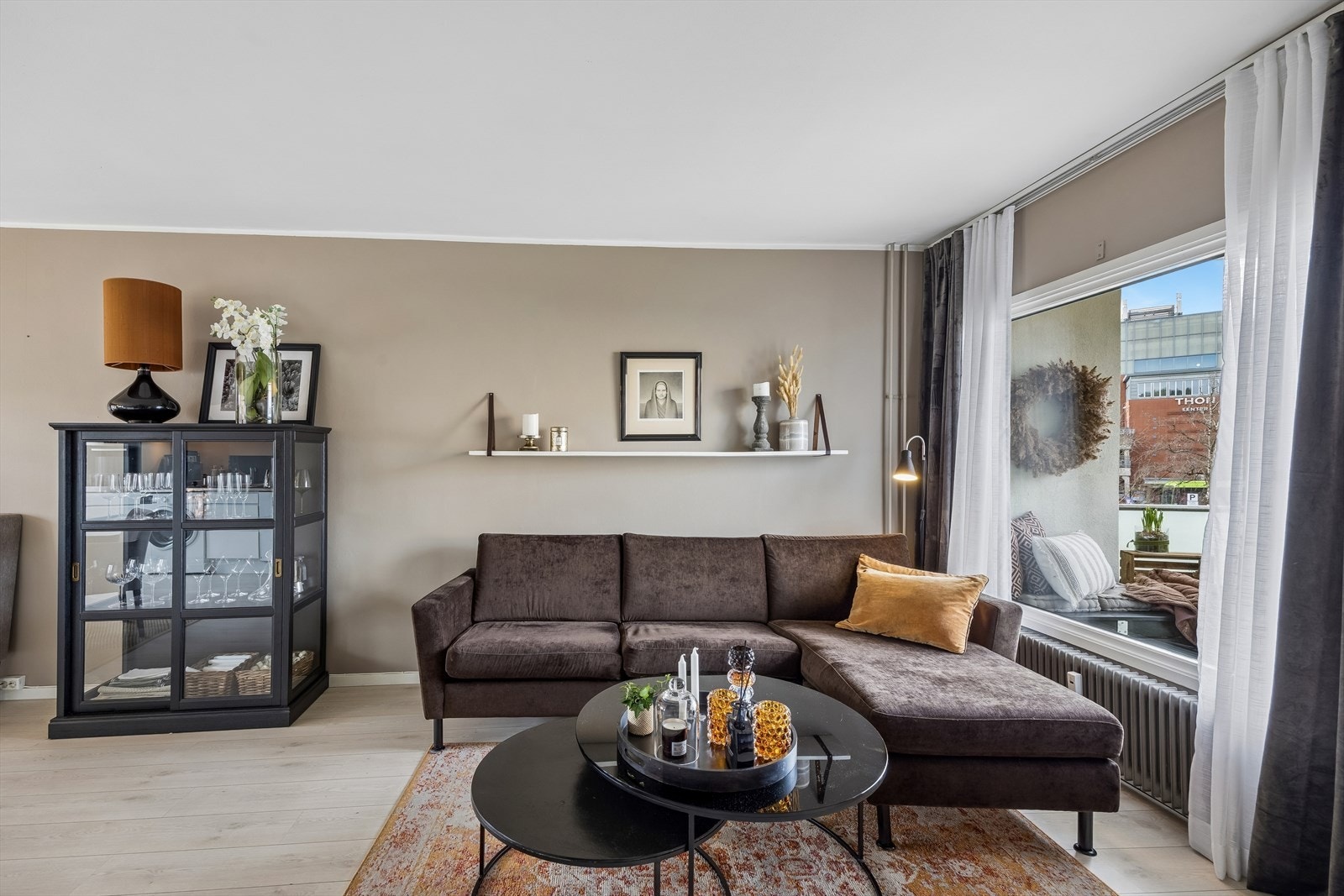 Balkongdøren er i treverk med tre-lags glass, skiftet i 1984. Galleribilde