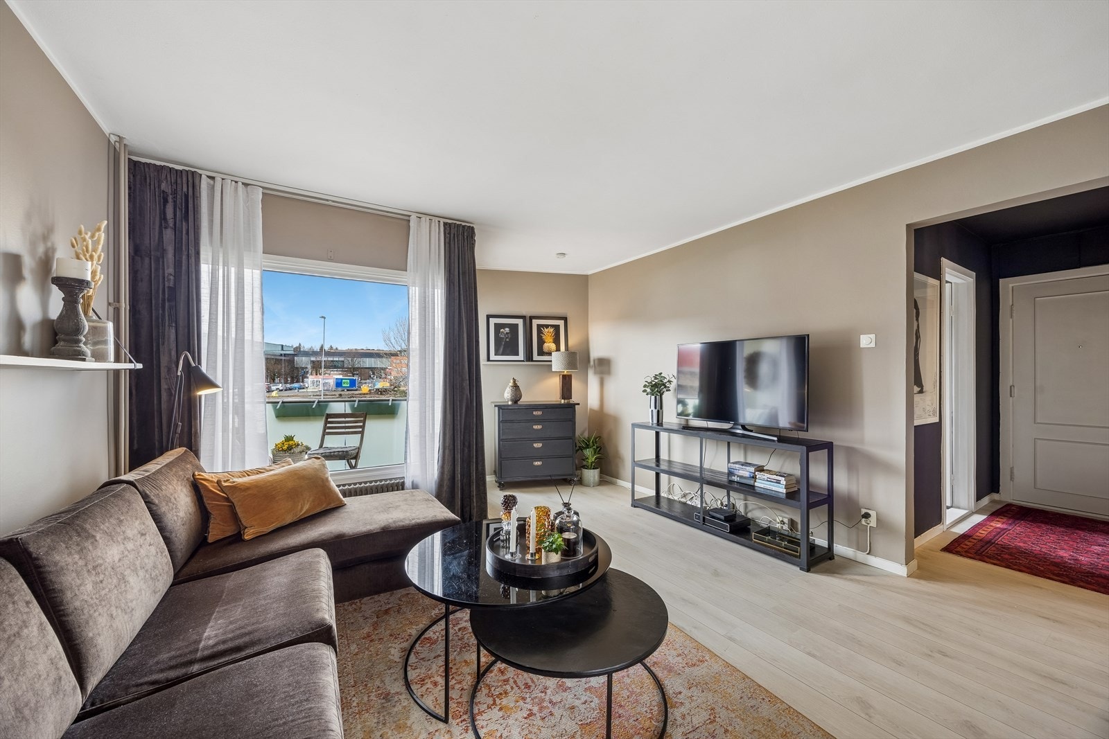 Stuen er lett å møblere og har en praktisk utforming. Galleribilde