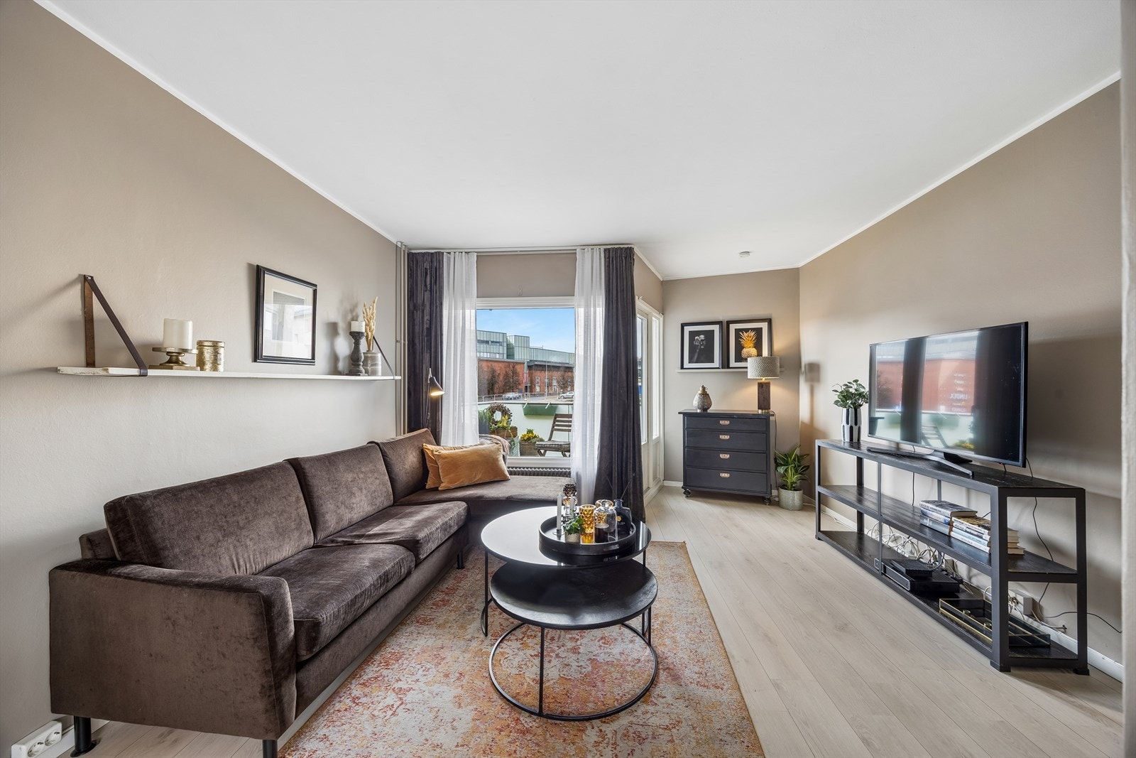 Stuen har god plass til sofagruppe og utgang til en vestvendt balkong på 4 m². Galleribilde