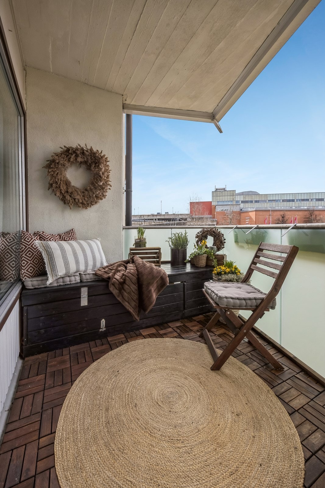 Den vestvendte balkongen har trefliser og takoverbygg. Galleribilde