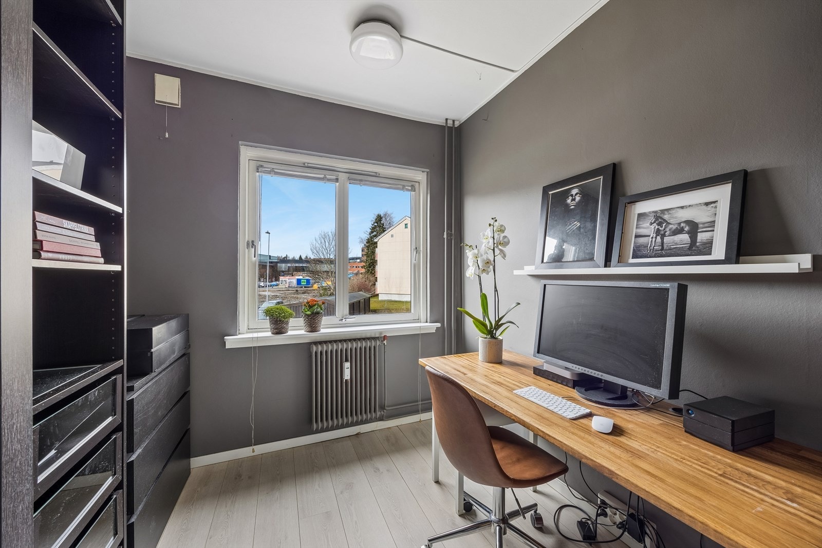 Her er det rikelig med plass til både arbeidsstasjon og oppbevaring. Galleribilde