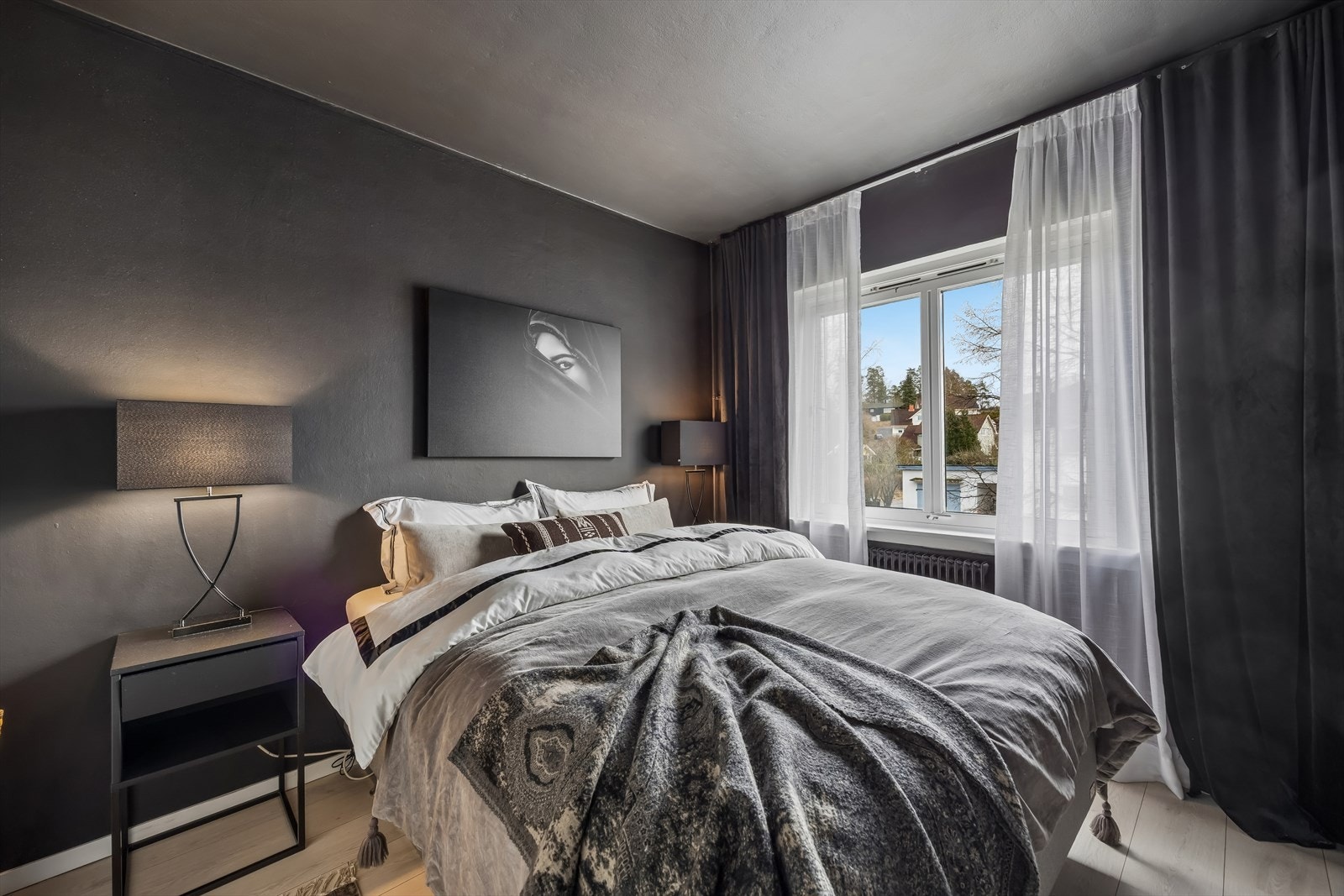 Et stort vindu gir godt med dagslys inn på soverommet. Galleribilde