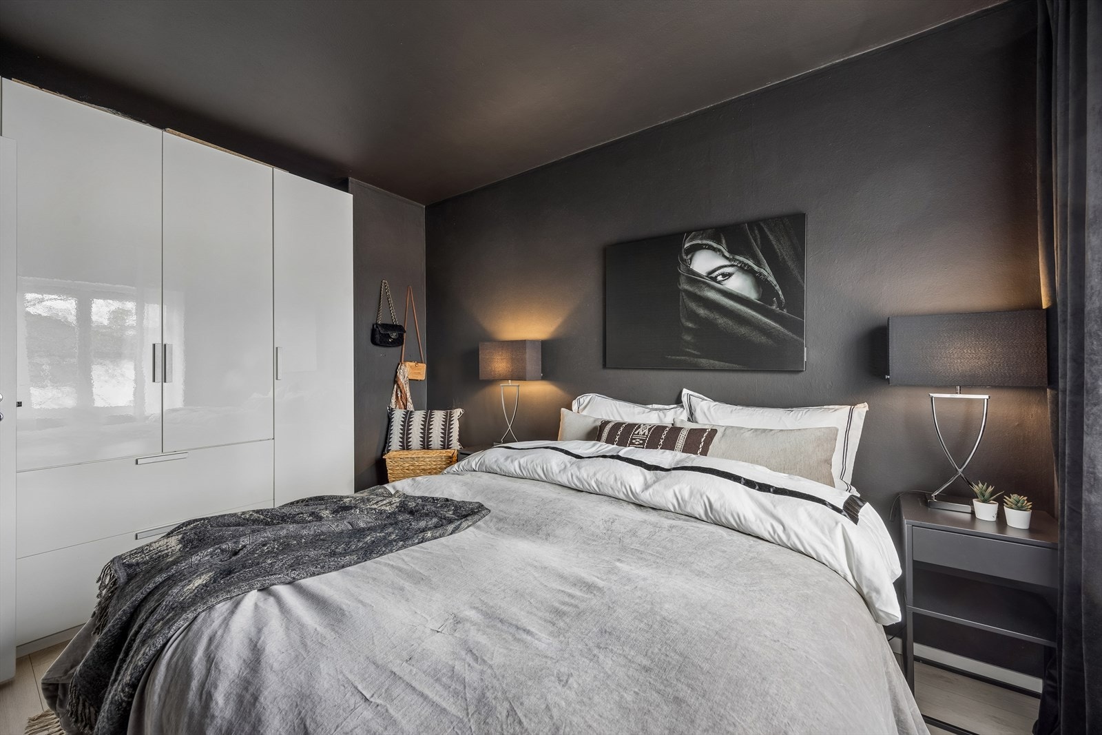 Hovedsoverommet har god plass til dobbeltseng og garderobeløsning. Galleribilde