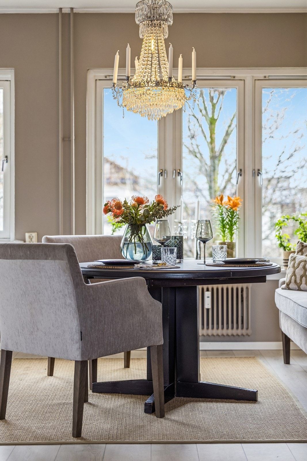 De malte, slette veggflatene gir et nøytralt og godt utgangspunkt for personlig innredning. Galleribilde