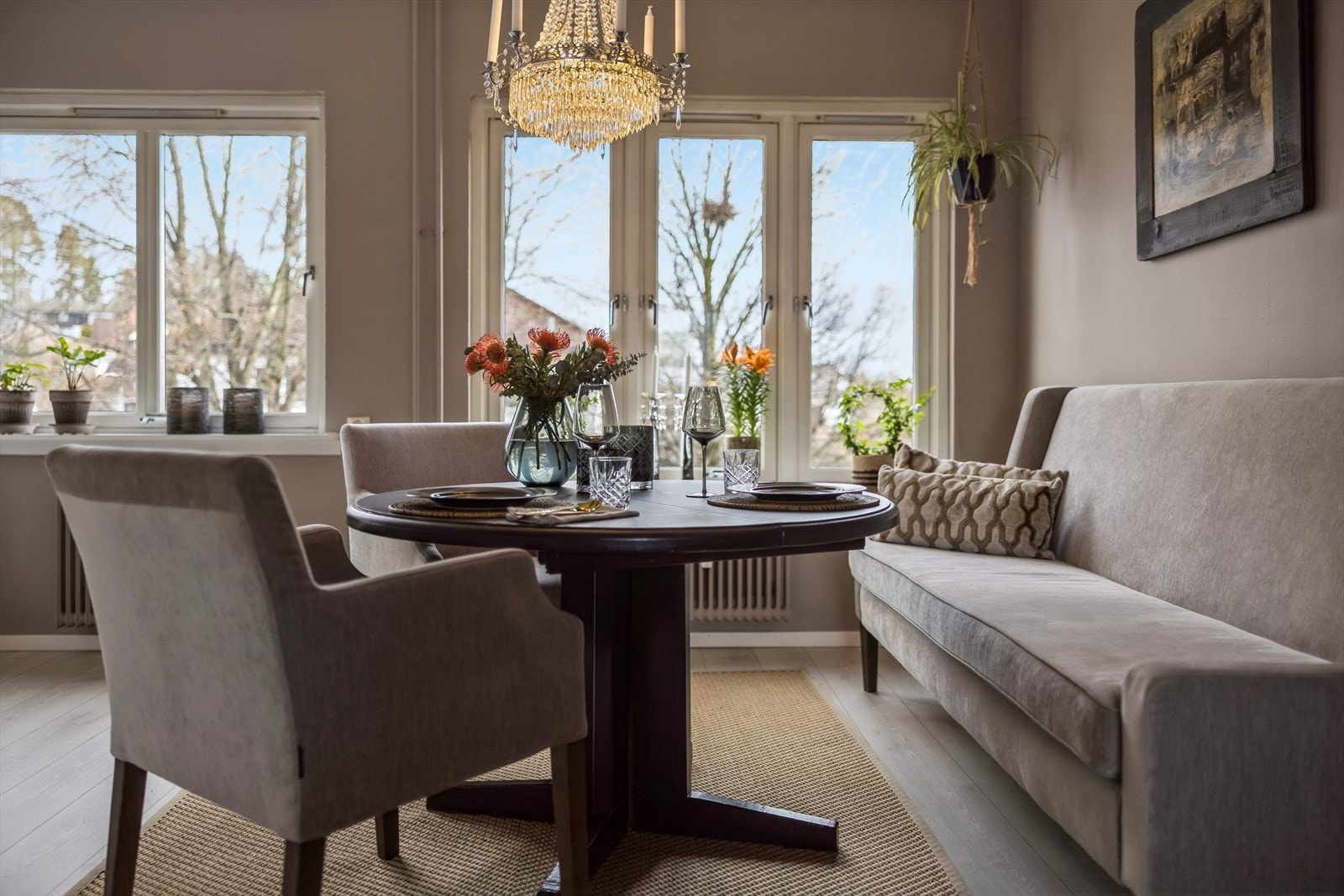 Oppvarming via vegghengte radiatorer er tilknyttet fellesanlegget og inkludert i fellesutgiftene. Galleribilde