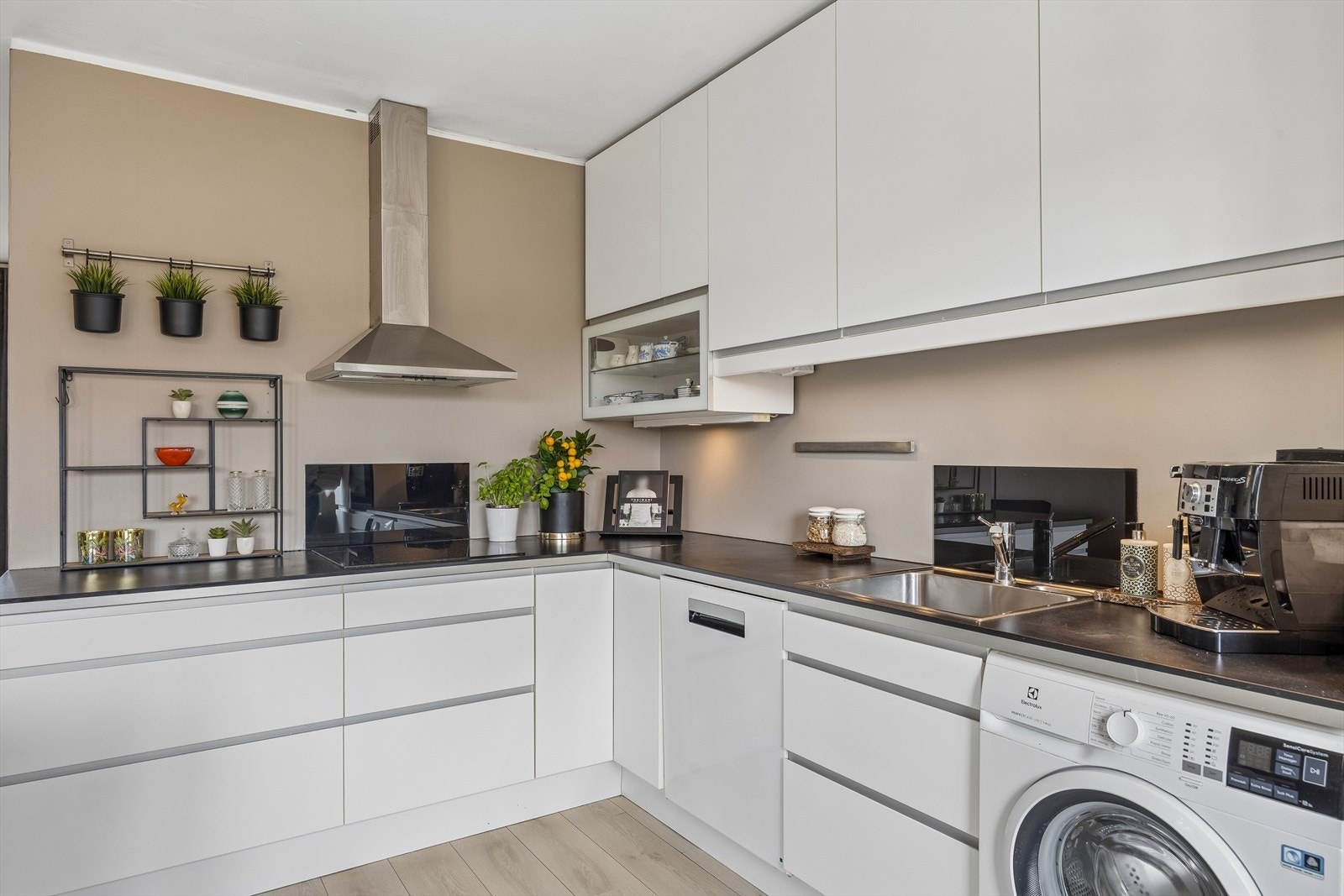 Integrerte hvitevarer inkluderer stekeovn i høyskap, nedfelt induksjonstopp og kjøleskap med fryserdel. Galleribilde