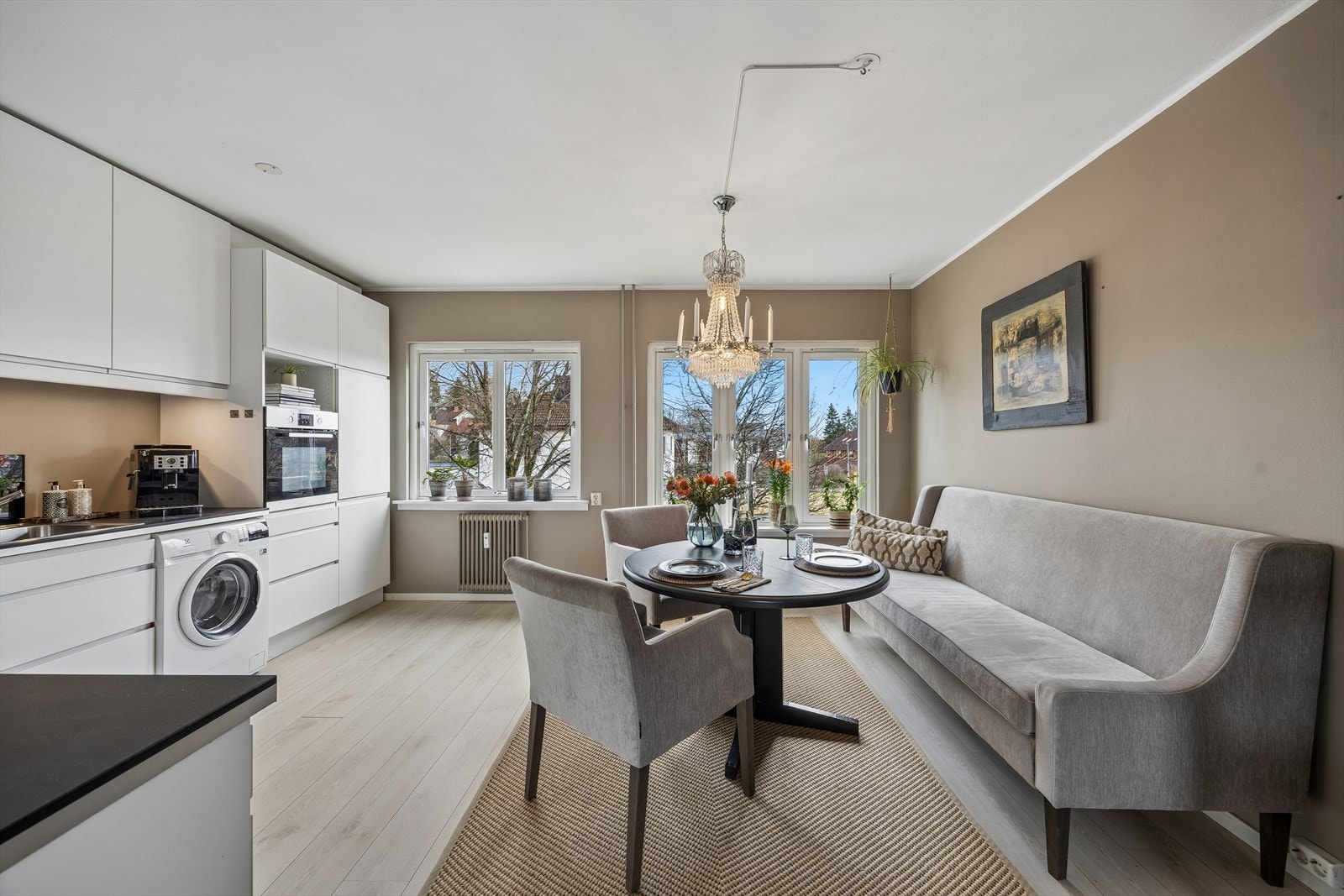 EiendomsMegler 1 ønsker deg velkommen i Jernbaneveien 18 A! Foto levert av Efkt ved John Kerlefsen. Galleribilde