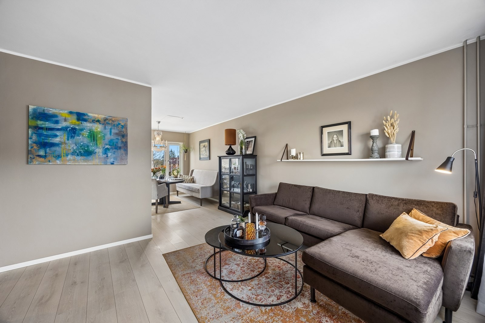 Den åpne løsningen gir en naturlig flyt mellom stue, spisestue og kjøkken. Galleribilde