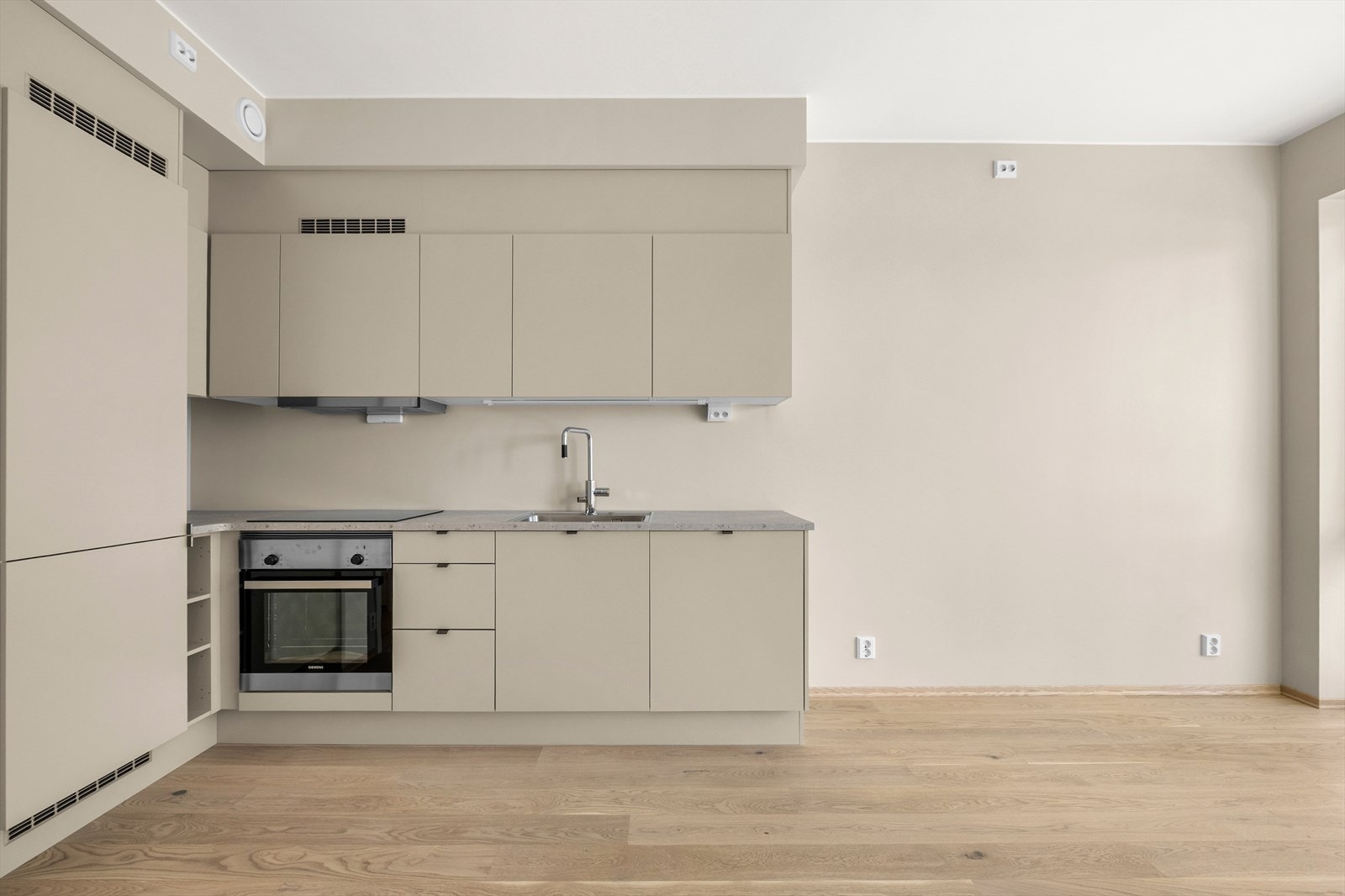 Stilrent HTH-kjøkken i fargen "glatt beige". Integrerte hvitevarer fra Siemens. Rikelig med oppbevaringsplass i både over- og underskap gir et ryddig og funksjonelt kjøkken som er enkelt å trives i Galleribilde