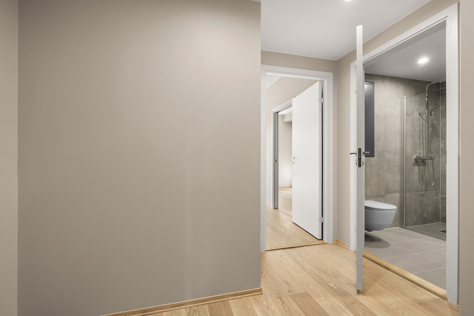 Funksjonell entré med smart planløsning, og praktisk direkte adkomst til badet Galleribilde