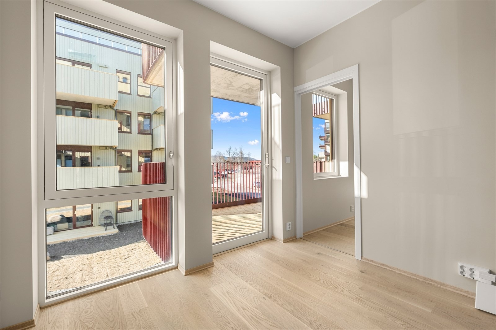Leiligheten har en gjennomgående god standard. Det er 1- stavs hvitlasert eikeparkett på gulv og veggene er malt i en tidsriktig beige-farge. Galleribilde