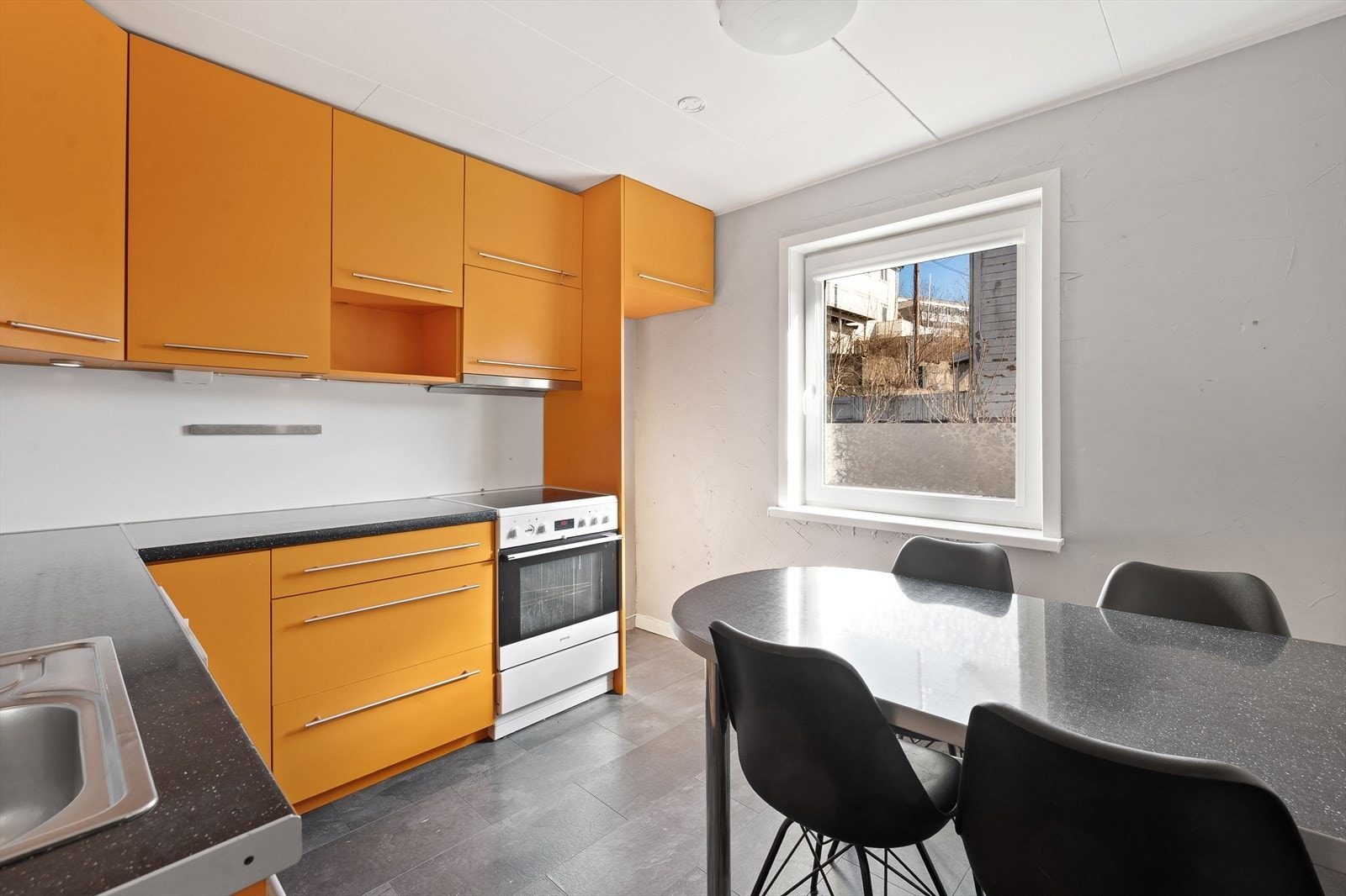 Kjøkken med mye skap- og benkeplass. Galleribilde