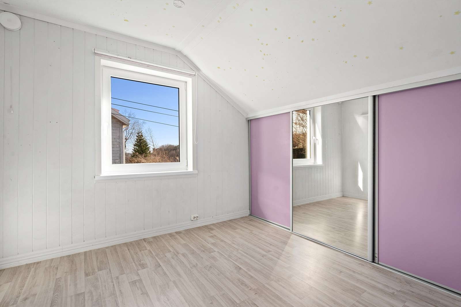 Soverom med oppbevaring i skråvegg. Galleribilde