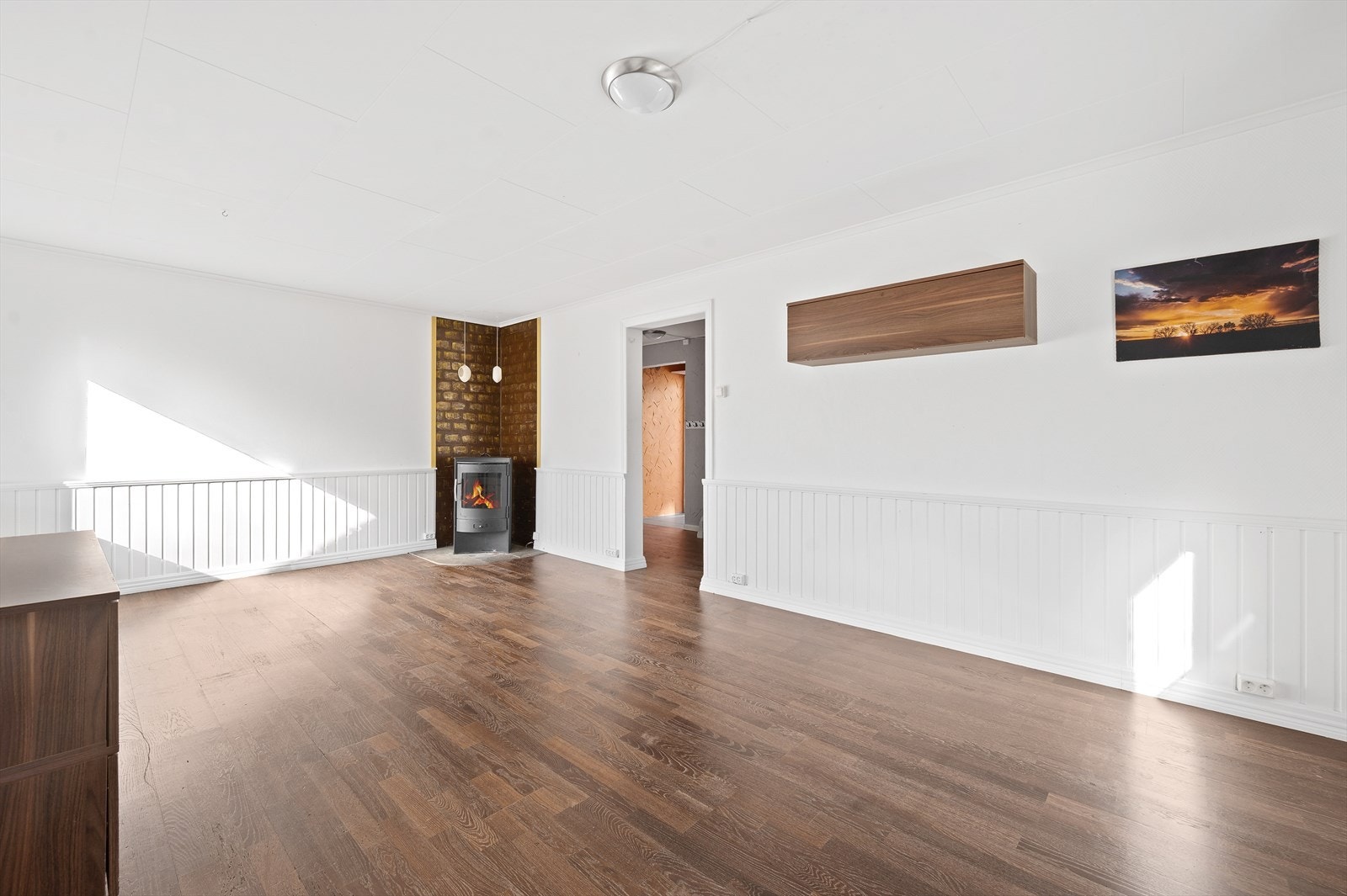 Stue har vedovn og varmepumpe. Galleribilde