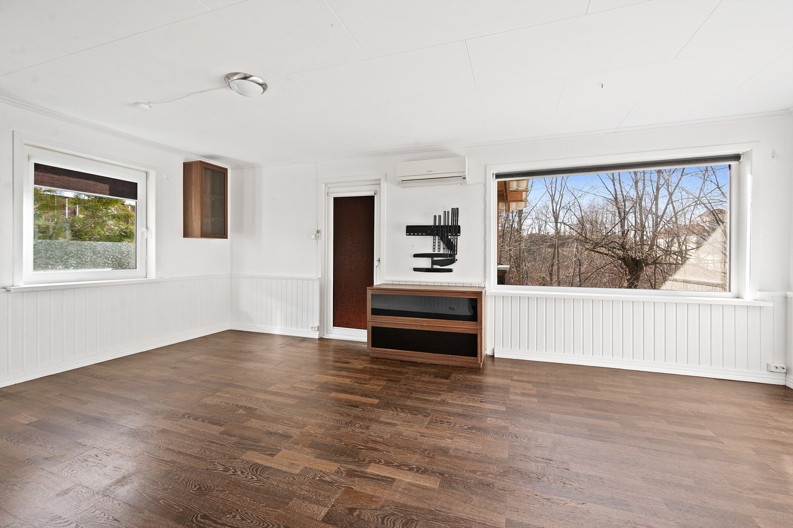 Lys stue med store vindusflater som slipper inn mye naturlig lys. Galleribilde