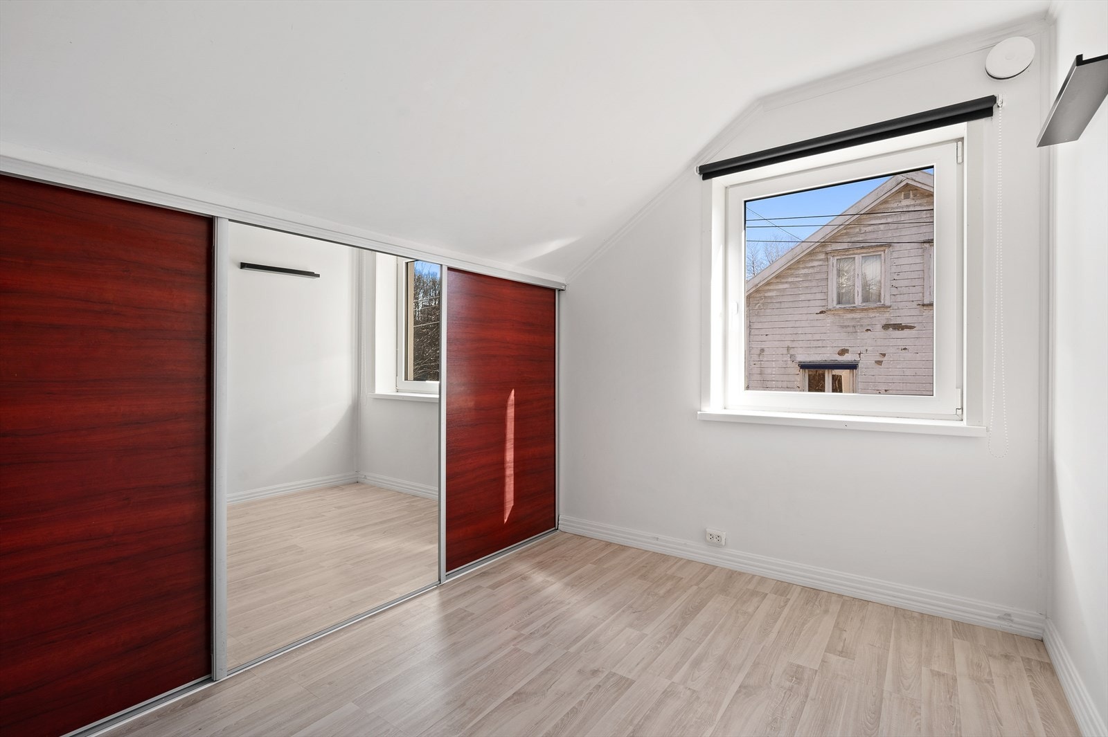 Soverom med oppbevaring i skråvegg. Galleribilde