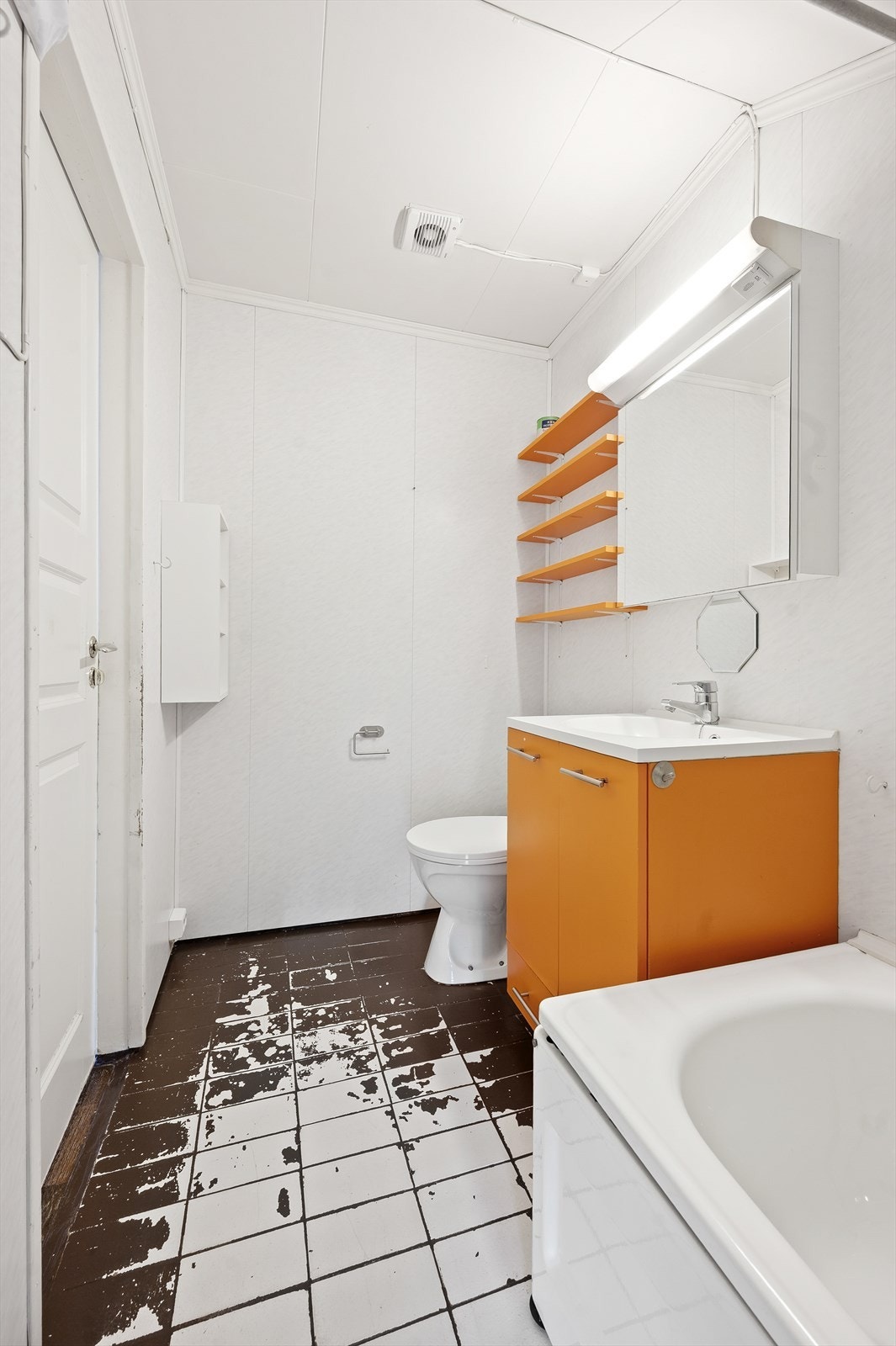 Bad med toalett, servant og badekar. Galleribilde