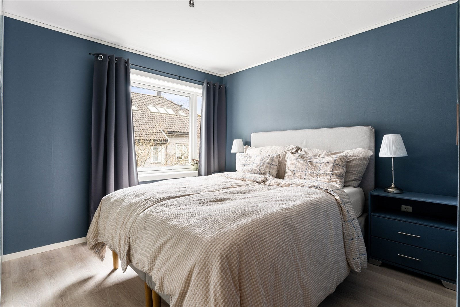 Leilighetens soverom er målt til gode 12,4 kvm. Soverommet er malt i fargen "byge". Galleribilde