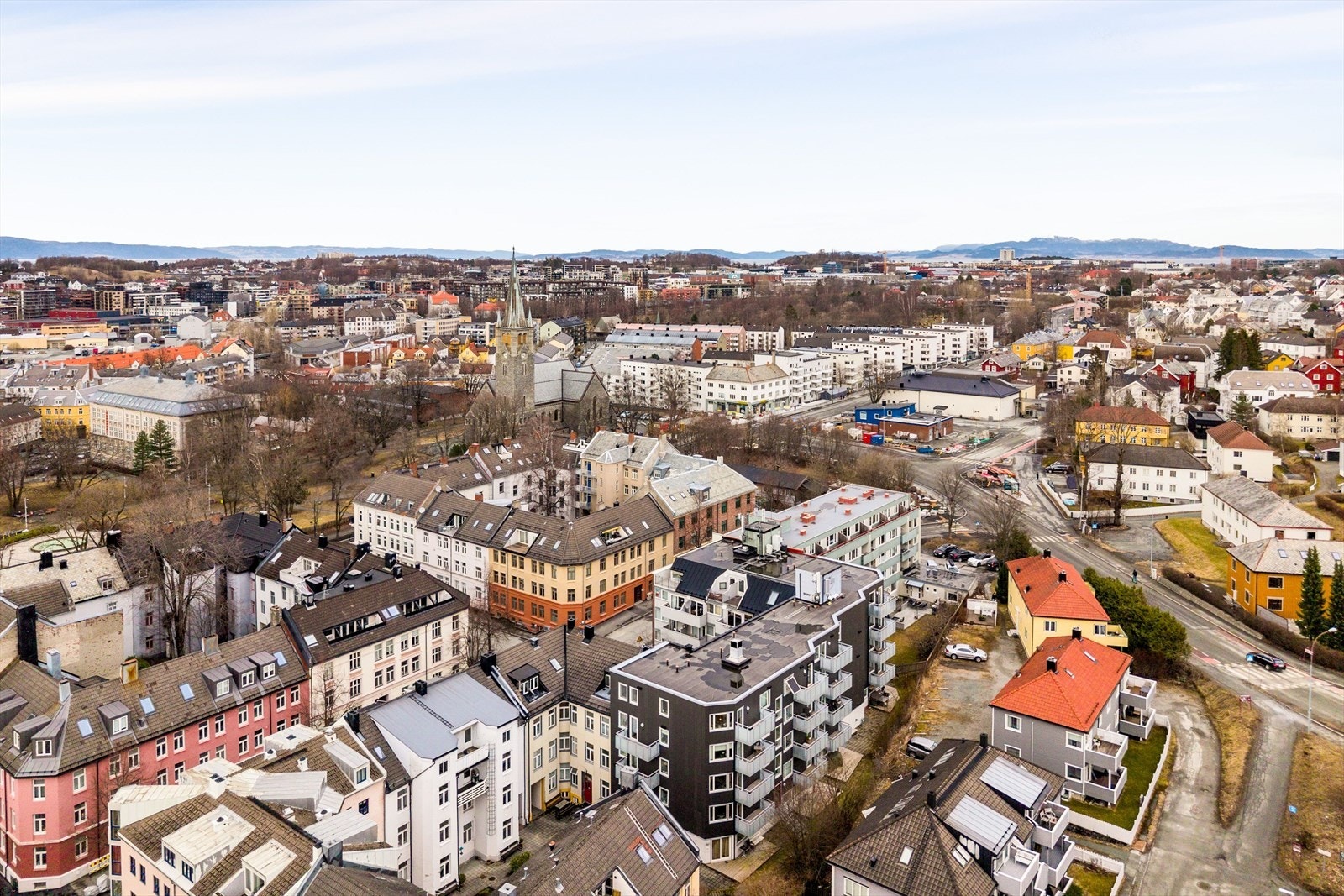 Eiendommen har en god beliggenhet, litt tilbaketrukket fra den ellers travle sentrumskjernen. Det er et rolig og populært område. Galleribilde