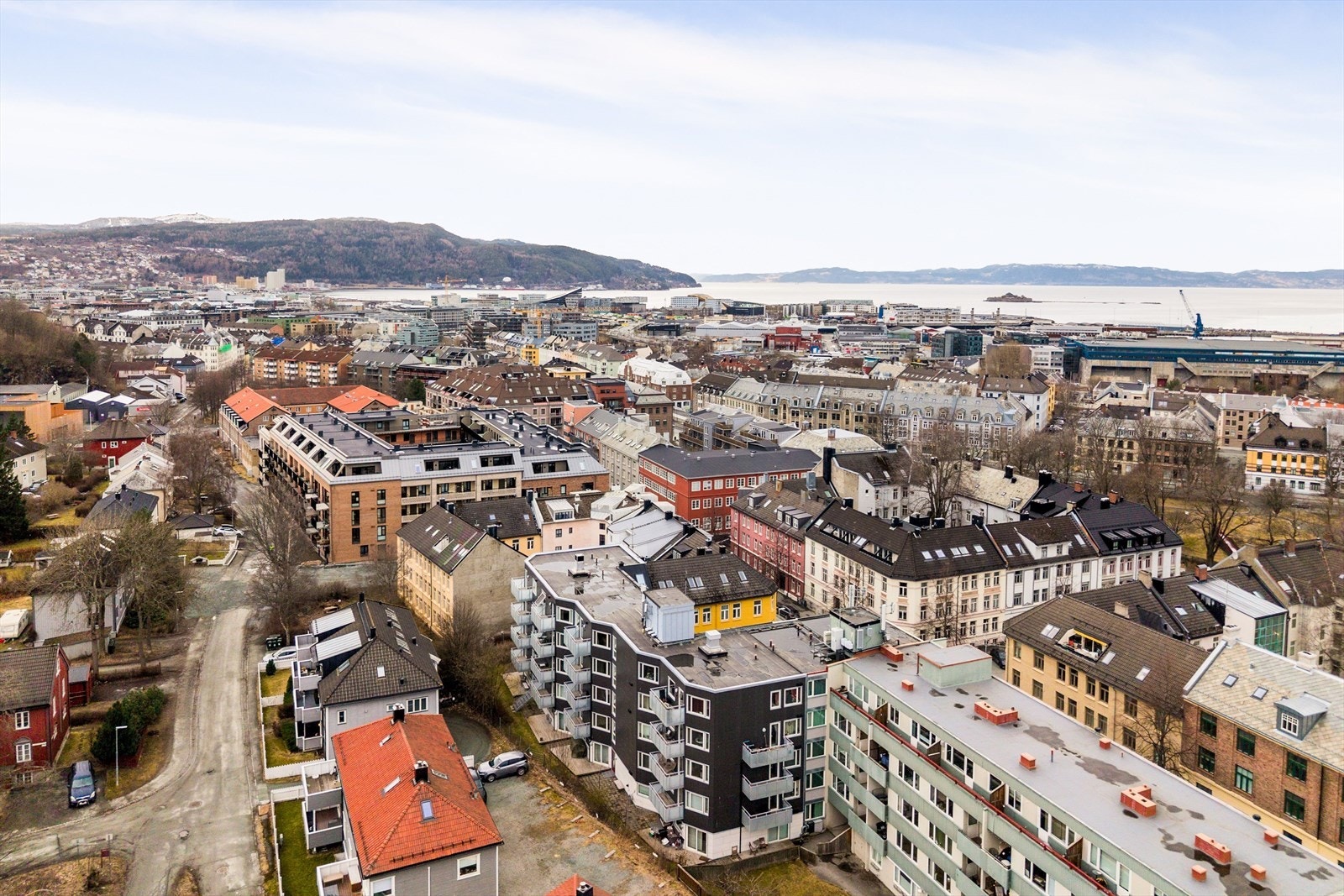Eiendommen ble i 2021 renovert med gode tiltak som fremhever dagens standard. Det ble blant annet rehabilitert fasader, balkonger, vinduer, balkongdør samt installert balansert ventilasjon. Galleribilde