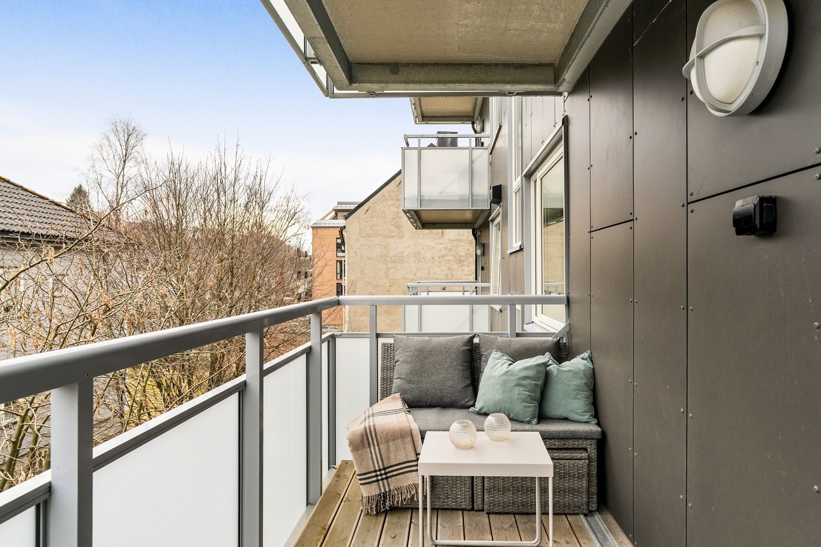 Sjarmerende balkong med gode solforhold gjennom formiddagen. Galleribilde