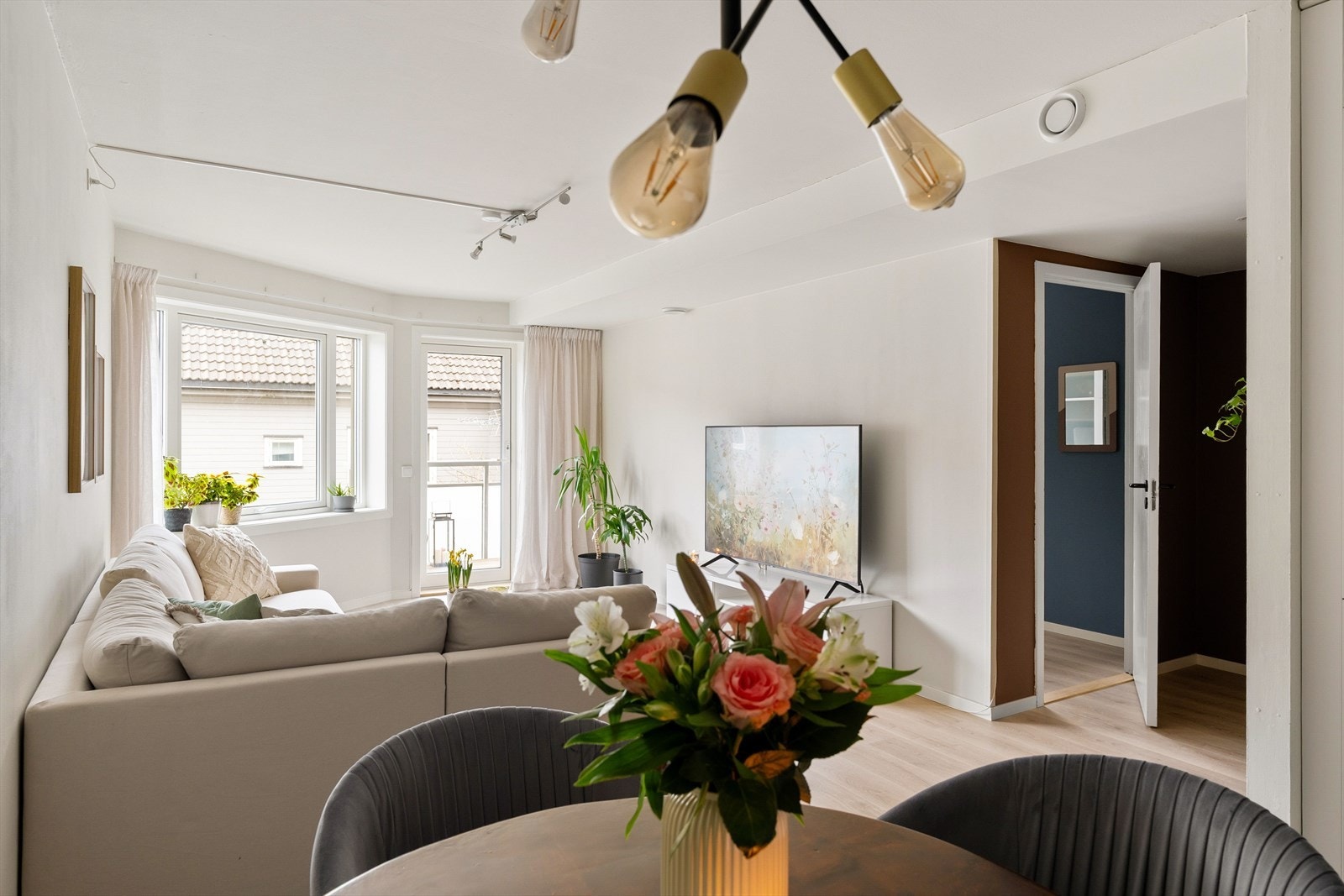 Stuen er malt i fargen "kokos" og det er nylig byttet laminat gulv i hele boligen. Galleribilde