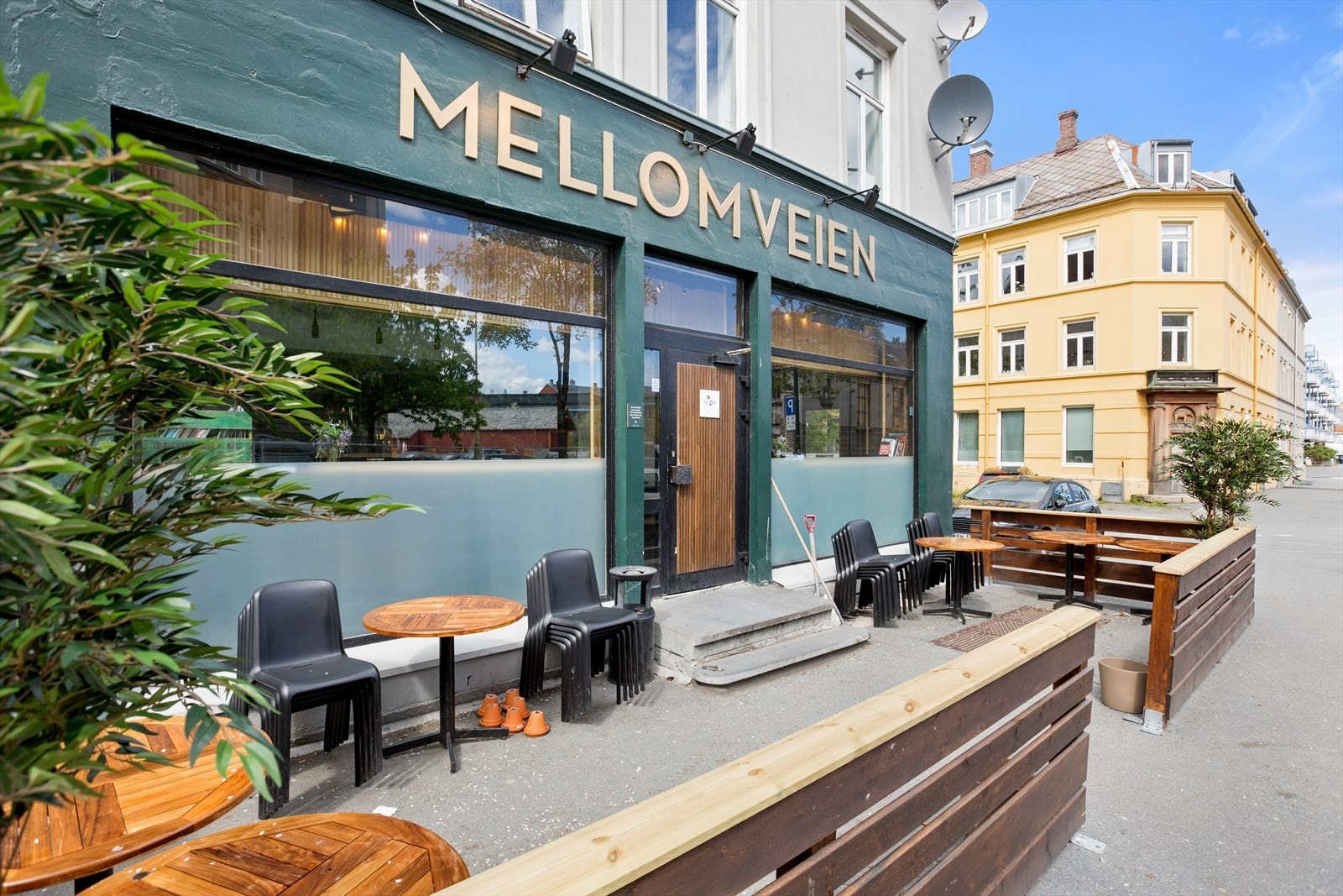 Like ved ligger Lademoen, som ofte omtales som Trondheims svar på Grünerløkka. Nabolaget har fått et kraftig løft de senere år og byr på sjarmerende caféer, restauranter og puber. Galleribilde