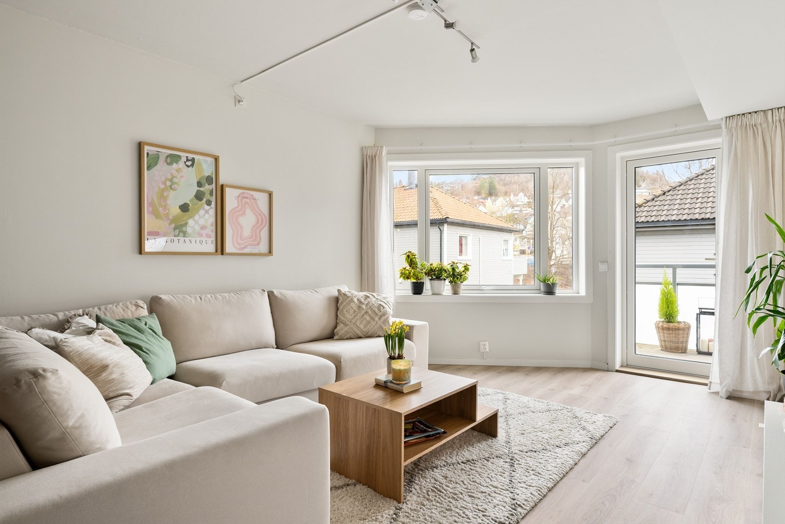 Stuen får rikelig med lys gjennom store vinduer i enden av rommet. Dette bidrar til godt med lysinnslipp og en god romfølelse gjennom dagen. Galleribilde