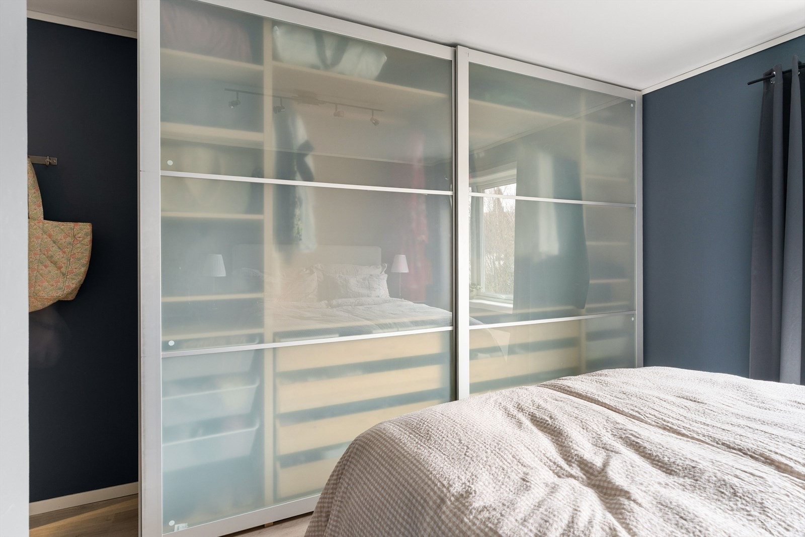 Soverommet har god plass til stor garderobeløsning og dobbeltseng. Galleribilde