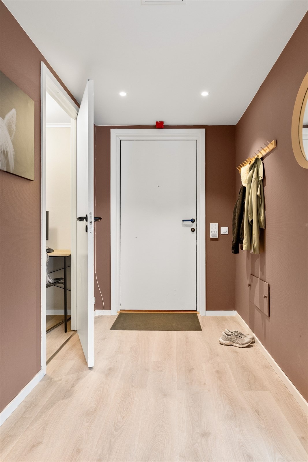 Entréen er målt til ca. 6,8 kvm. Det er plass til kommode samt skoskap og oppheng for bekledning. Galleribilde