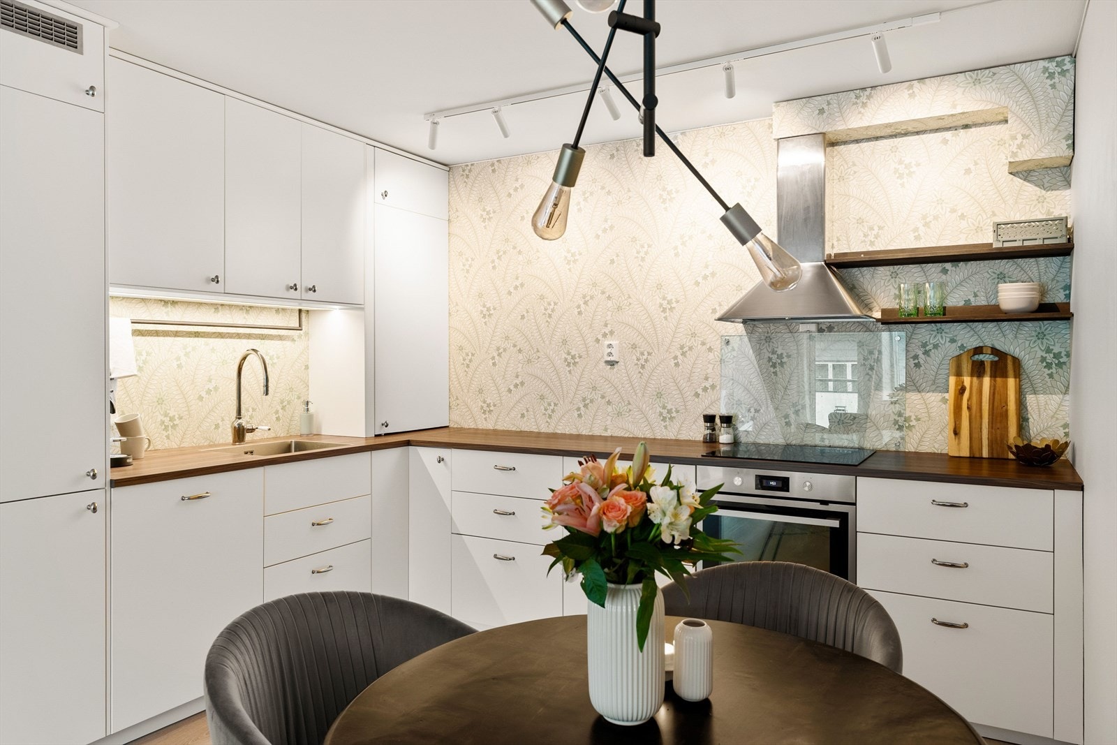 Det tiltalende kjøkkenet ble oppgradert i 2024 og ligger tilbaketrukket fra stuedelen. Galleribilde