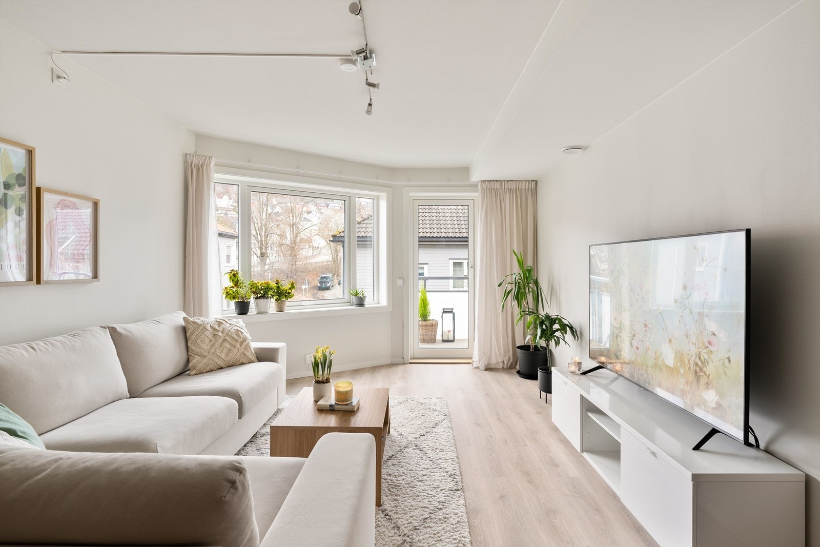 Gode innredningsmuligheter med møblement som spisegruppe i en del av rommet og sofagruppe i den andre. Galleribilde