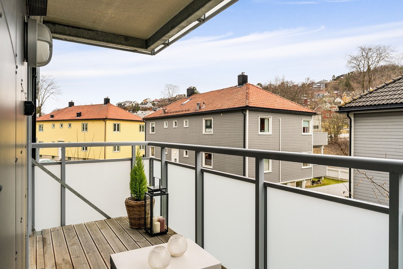 Balkongen har plass til liten sittegruppe hvor mang kan tilbringe lange finværsdager. Galleribilde