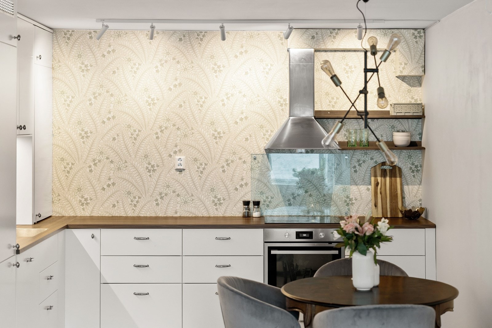 Kjøkkenet er utstyrt med oppvaskmaskin, stekeovn, platetopp, ventilator, kjøleskap og fryser. Galleribilde