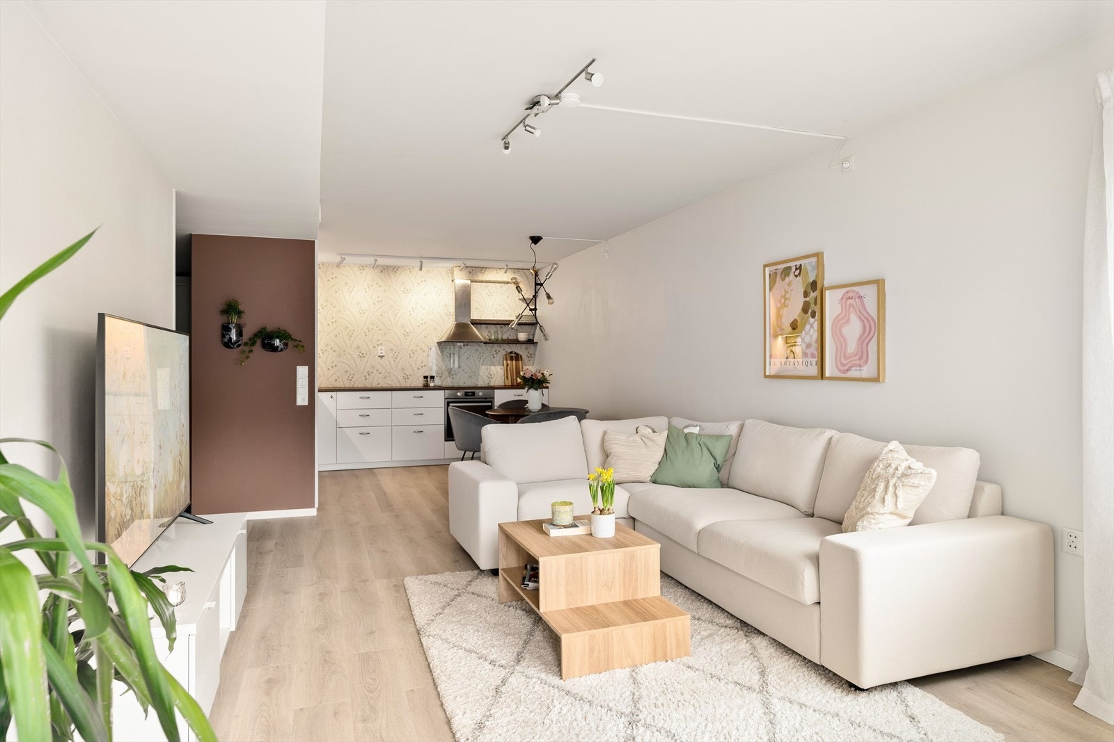 Stuen er målt til gode 27,8 kvm og har en god utforming, som oppleves luftig. Galleribilde