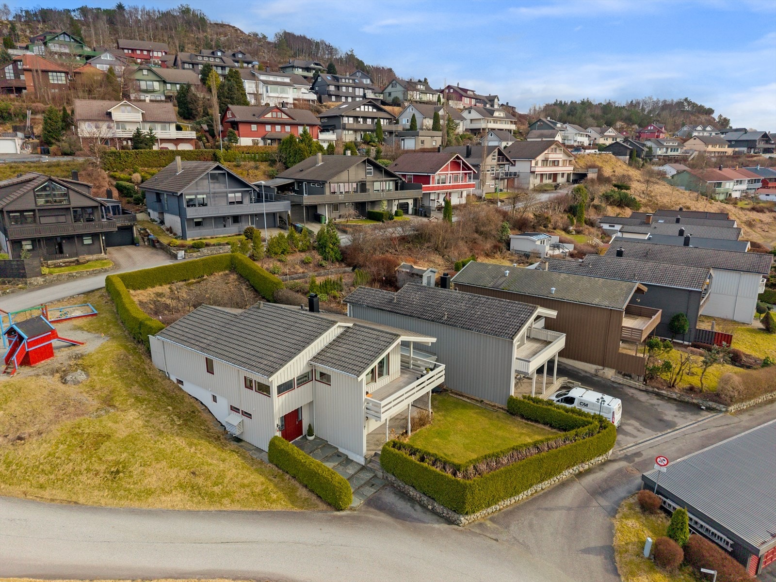 Fine turområder i umiddelbar nærhet med Limamarkene og Kodlidalen som har fine turstier, eller rundtur rundt Edlandsvatnet. Enkel adkomst til E39 og kun 15 minutters kjøretur til Sandnes. Galleribilde